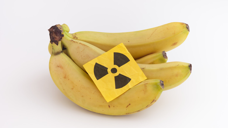 Un tas de bananes avec un autocollant symbole radioactif sur le dessus