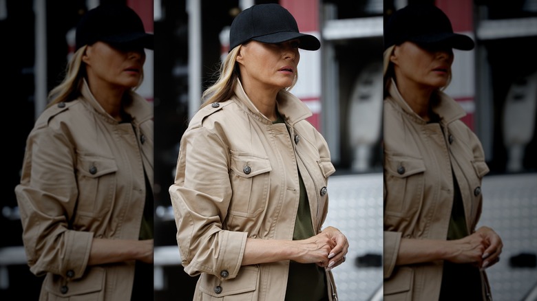 Melania Trump dans une casquette sportive avec une tranchée sportive