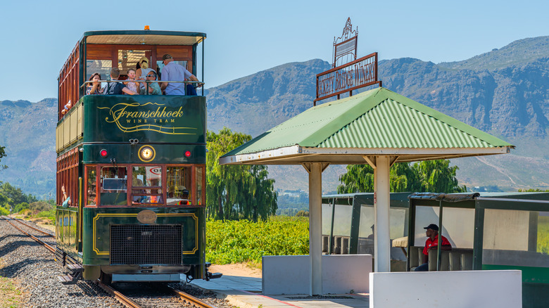Un coup frontal du tramway de Wine Franschhoek