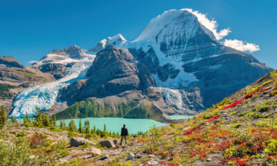 La plus haute montagne des Rocheuses canadiennes possède de belles tours de neige et un lac turquoise