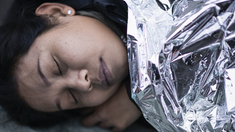 Gros plan de camping-car dormant enveloppé dans une couverture en aluminium