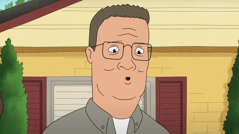 Hank regardant son téléphone portable avec Peggy derrière lui sur le roi de la colline