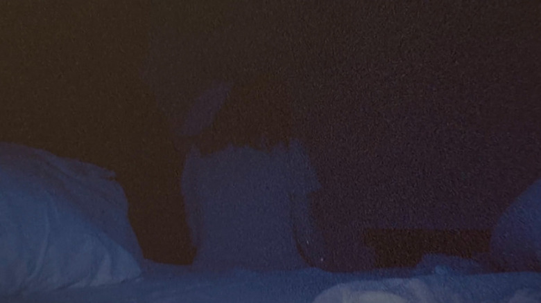 Maman assise au lit à Skinamarinnk