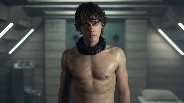 Tyler the Hyde se cache dans les chaînes en mercredi