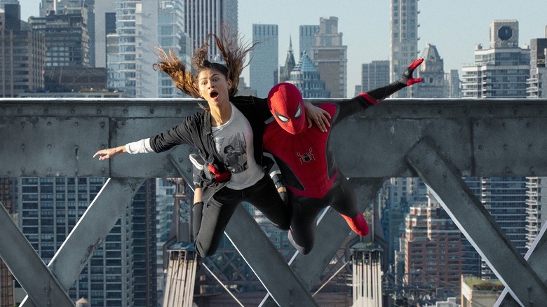 Zendaya en tant que MJ volant dans les airs avec Tom Holland s'était adapté en tant que Spider-Man dans Spider-Man: pas de temps à la maison