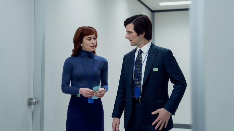 Helly R. et Mark S. parlant dans le couloir sur la licenciement