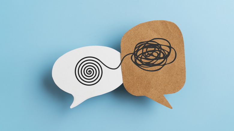 Les bulles de la parole avec des lignes tracées en marqueur se trouvent sur un fond bleu