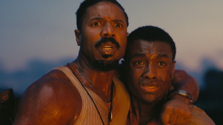 Michael B. Jordan en tant qu'Elijah Moore et Miles Caton comme Sammie Moore observent un calcul fougueux dans les pécheurs