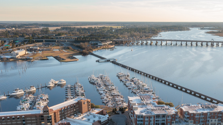 Vue aérienne des bâtiments et des navires le long de la rivière Trent et de la rivière Neuse à New Bern, en Caroline du Nord