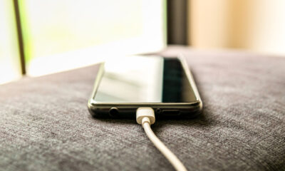 Devriez-vous laisser votre chargeur de téléphone branché tout le temps?