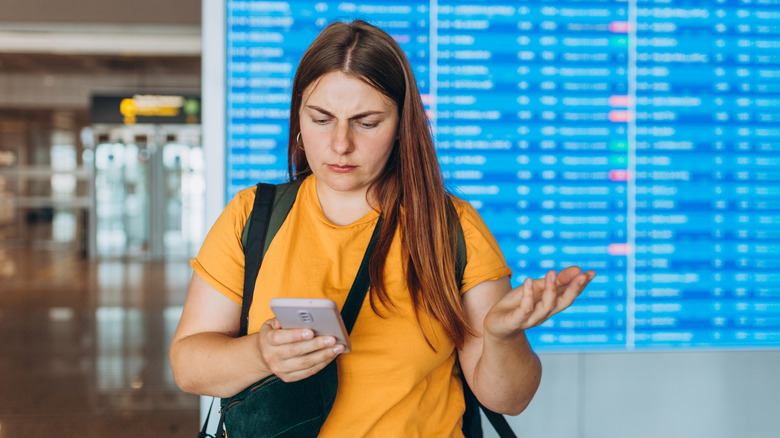 Femme confuse à la planche de départ