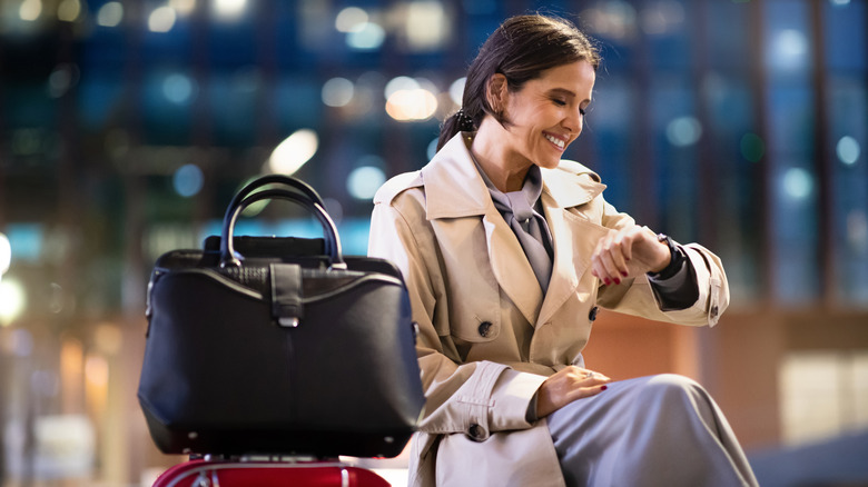 Femme avec une vérification des bagages
