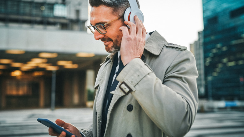 Rattraper des podcasts pendant son trajet du matin.