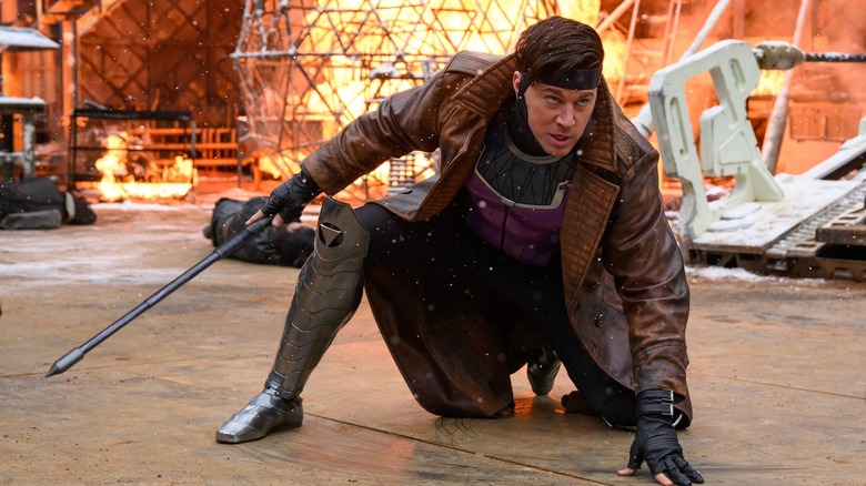 Channing Tatum comme Gambit s'est accroupi sur le sol avec son personnel à Deadpool & Wolverine