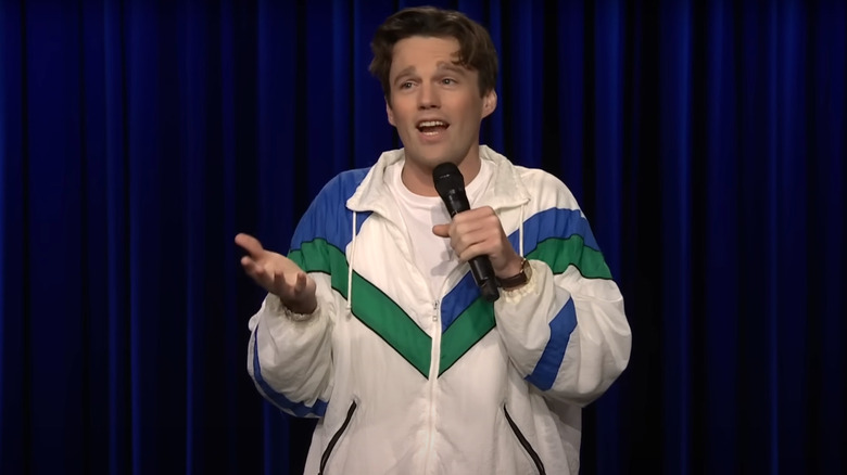Tommy Brennan faisant du stand-up sur le Tonight Show