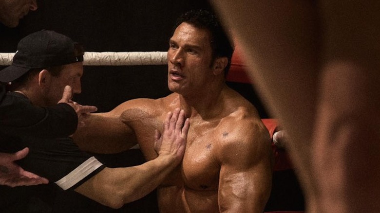 Dwayne Johnson en tant que Mark Kerr s'asseyant dans le ring dans la machine à briser
