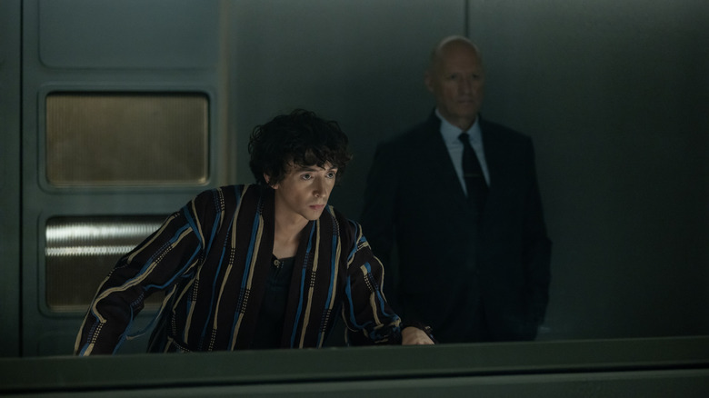 Boy Kavalier observant les tests hybrides dans Alien: Terre