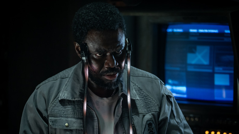 Morrow brillant avec des nœuds connectés à son cerveau cybernétique dans Alien: Terre