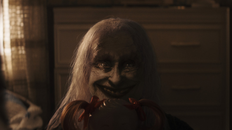 Une femme fantôme souriante dans la conjuration: Last Rites