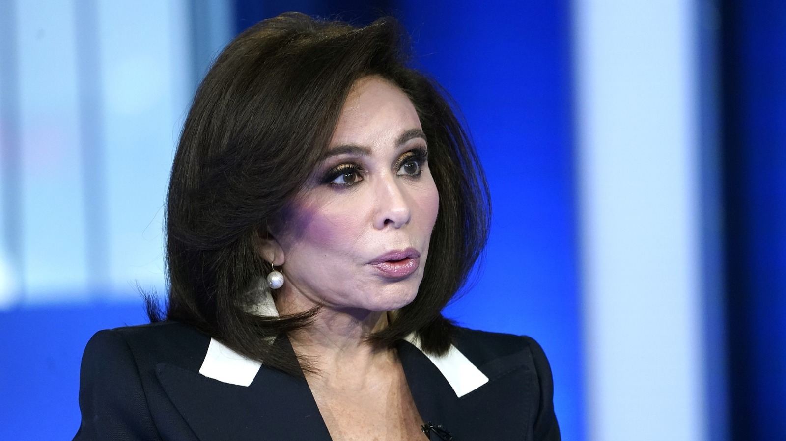 La juge Jeanine Pirro est presque méconnaissable dans la photo de retour avant la rumeur de chirurgie plastique