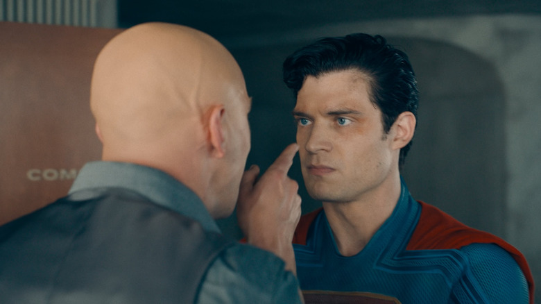 Nicholas Hoult comme Lex Luthor mettant son doigt face à David Corenswet en tant que Superman à Superman