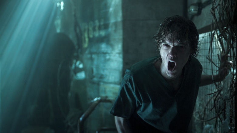 Tyler se déchaîne dans une hallucination de son défunt père en mercredi