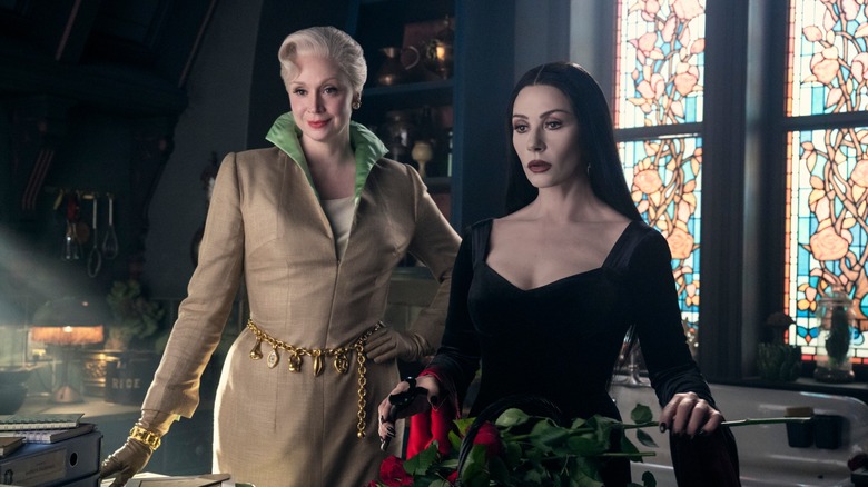 Morticia et Weems discutent des secrets de la famille Addams en mercredi
