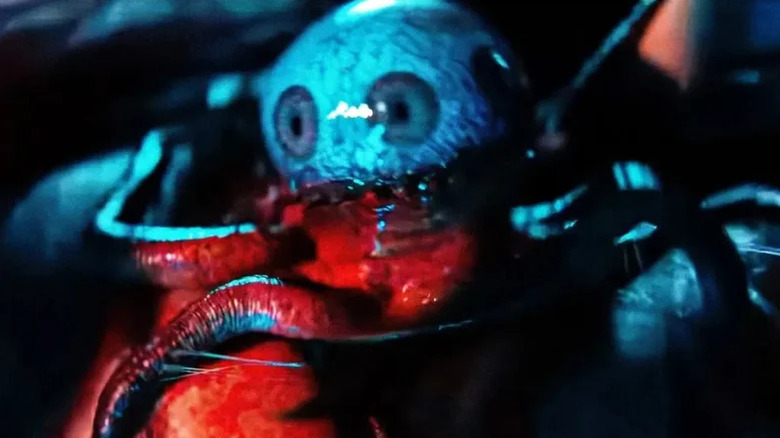 Espèce 64 baignée de lumière rouge à l'étranger: Terre