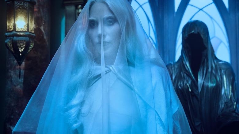 Rosaline de Lady Gaga hante les terrains de Nevermore en mercredi