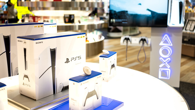 Console de jeu PlayStation 5 exposée à l'intérieur d'un magasin à grande surface.
