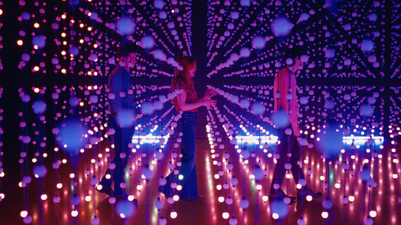 Roman, Marcie et Dennis traversent une installation artistique à Twinless