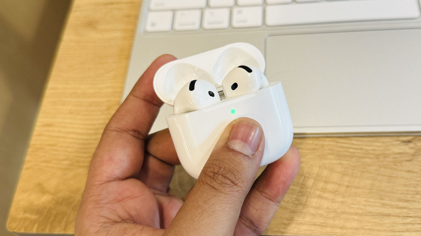 Comment trouver le bouton caché sur les AirPods 4