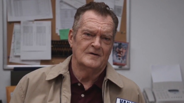 Bob Vance parle à la caméra dans le papier