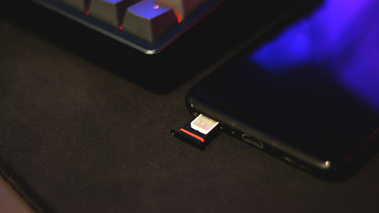 Insertion d'une carte SIM dans un téléphone