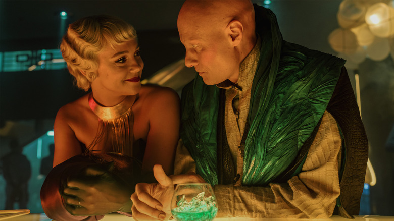 Synnøve Karlsen comme Beyta souriant à Tómas Lemarquis comme Magnifico dans un bar de fondation