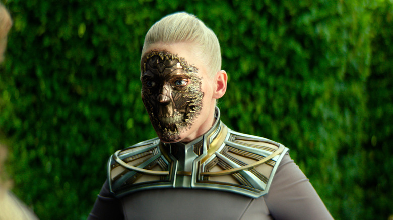 Demerzel révèle son crâne de robot doré dans la fondation