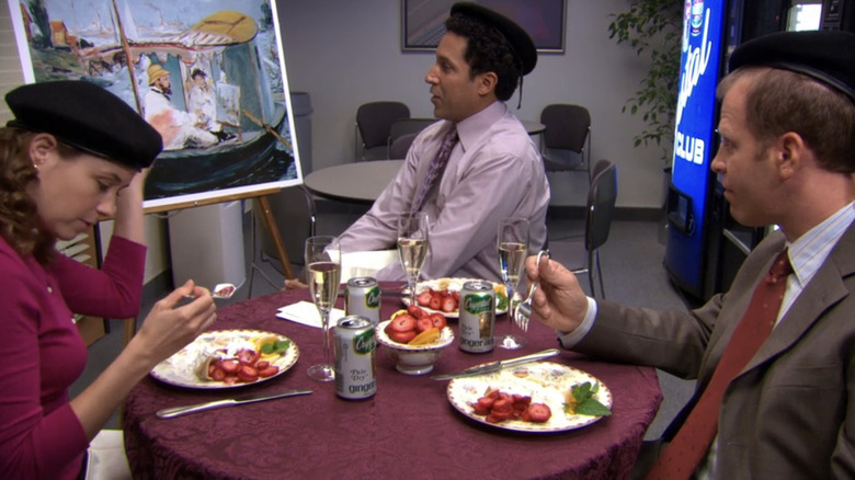 Le Pam de Jenna Fischer, l'Oscar d'Oscar Nuñez et Toby de Paul Lieberstein s'asseyent autour d'une table pendant le club des choses plus fines du bureau