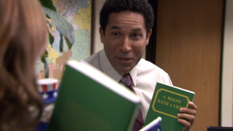 Oscar Nuñez, Oscar Martinez, tient un livre au bureau