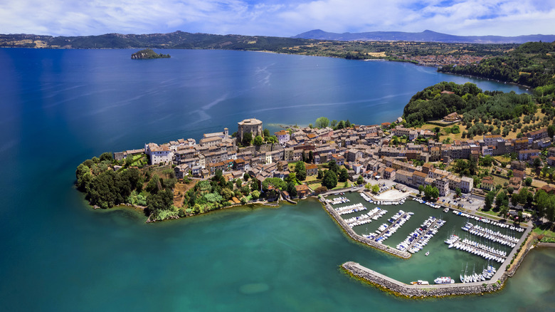 Vue aérienne de la ville de Capodimonte sur les rives du lac Bolsena