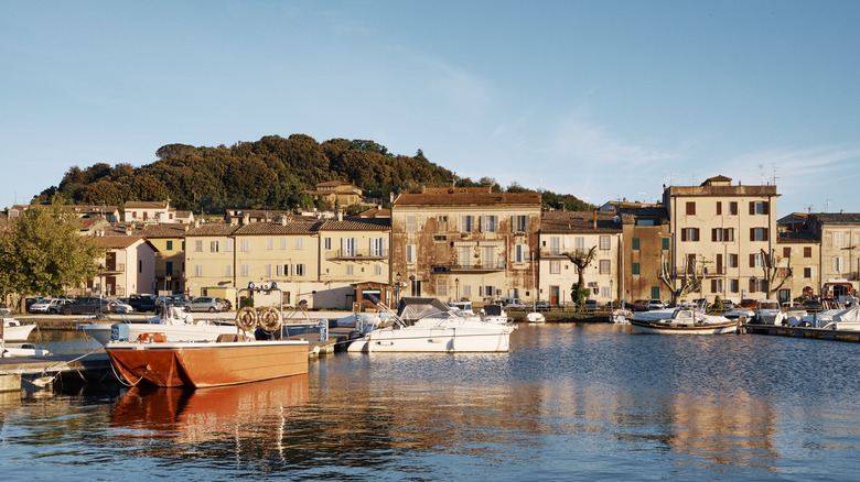 Maisons et bateaux au bord de l'eau