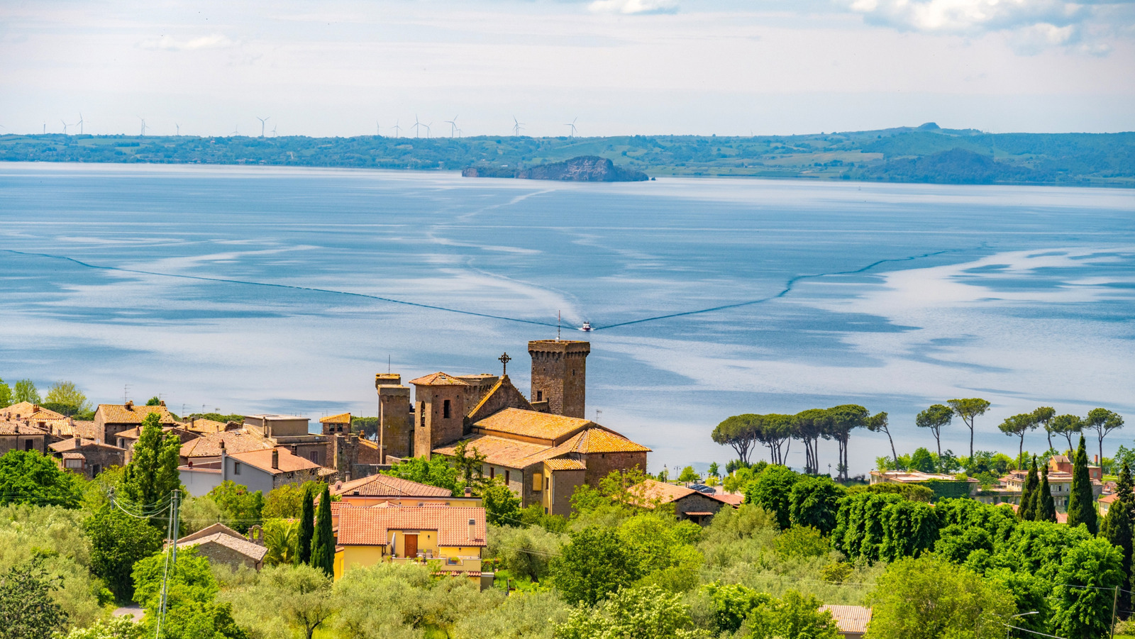 Le plus grand lac volcanique d'Italie est une évasion paisible avec des villages pittoresques et un charme médiéval