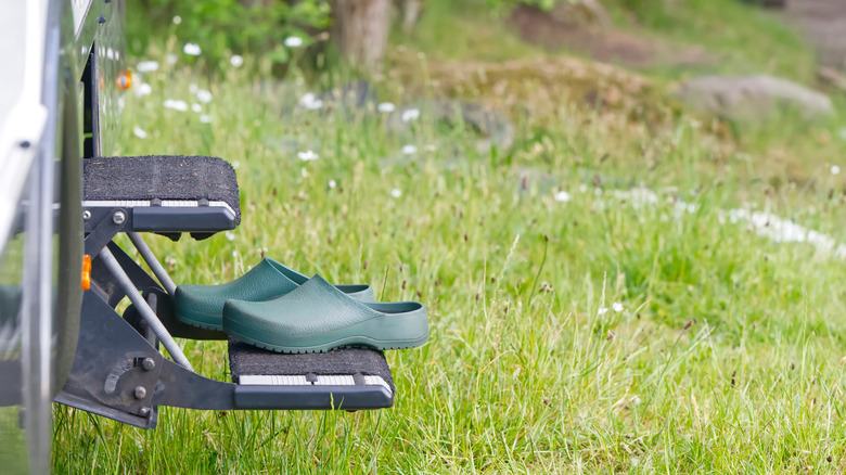 Slip on Garden Shoes sur les marches de RV