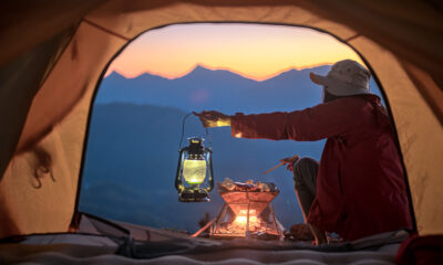 Utilisez ce hack de camping utile pour garder la viande froide et fraîche plus longtemps avant de la faire cuire