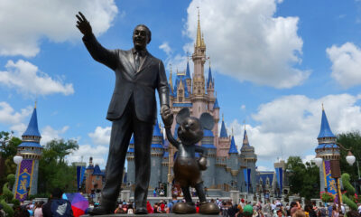 L'affaire d'entrée du parc à jour de Disney rend le séjour dans les stations encore plus magique