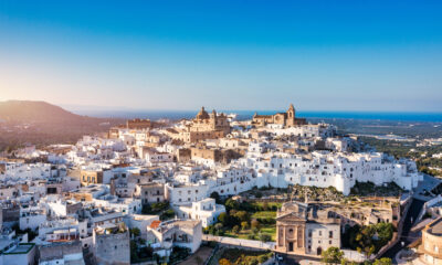 La «ville blanche» de l'Italie dans la campagne Apulian offre une escapade pittoresque avec des vues uniques