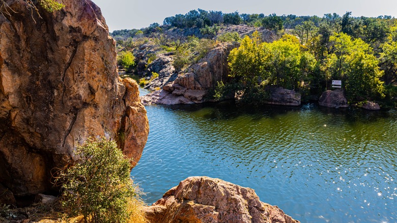 Grande roche en face de la vue sur le lac