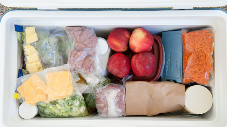 Glacière remplie de nourriture pour le camping