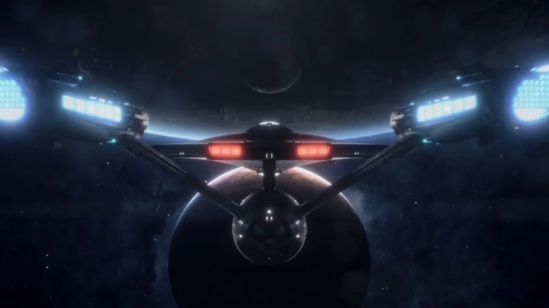The Enterprise approchant une planète dans les premiers titres de Star Trek: Strange New Worlds