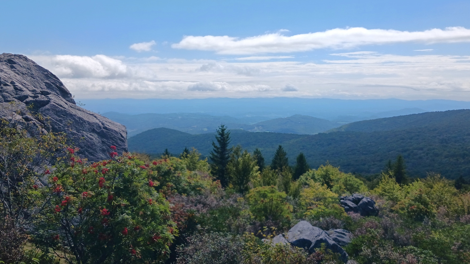 La plus haute montagne de Virginie propose des sentiers de randonnée invitants avec des vues des Appalaches