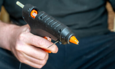 Pouvez-vous vraiment utiliser un pistolet à colle chaude pour nettoyer le port USB de votre téléphone?